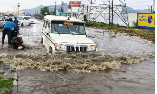 குளம்போல் தேங்கிய தண்ணீரில் சிரமப்பட்டு சென்ற வாகனங்கள்