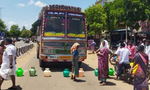 குடிநீர் கேட்டு காலிக்குடங்களுடன் பொதுமக்கள் மறியல்