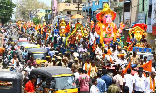 பலத்த போலீஸ் பாதுகாப்புடன் விநாயகர் சிலைகள் ஊர்வலம்