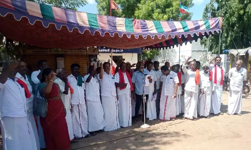காவிரி நீரை பெற்று தரக்கோரி விவசாய சங்கத்தினர் போராட்டம்