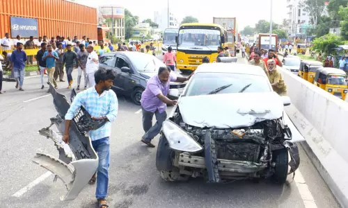 அடுத்தடுத்து 3 கார்கள் மோதல்