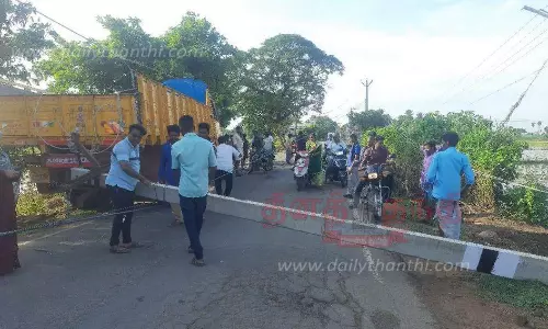 லாரி மோதி 5 மின்கம்பங்கள் சேதம்