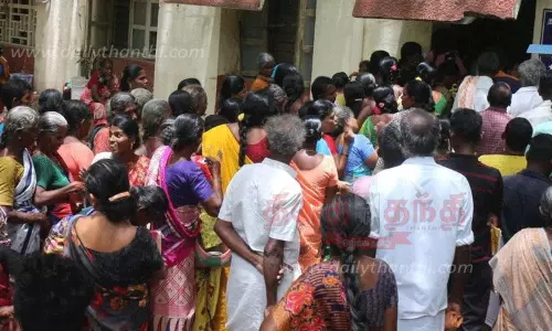 உரிமைத்தொகை மேல்முறையீடு செய்ய இ-சேவை மையங்களில் 2-வது நாளாக குவிந்த பெண்கள்