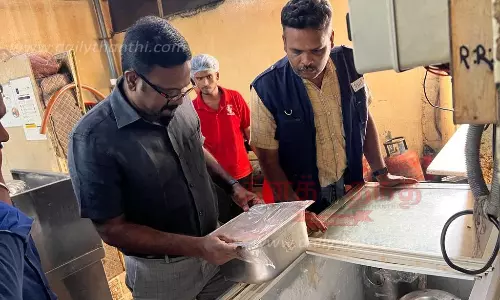 சேலம் மாவட்டத்தில், 2-வது நாளாக 54 ஓட்டல்களில் அதிகாரிகள் சோதனை