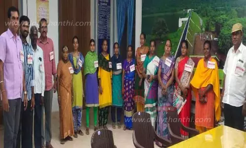 கோபி தாலுகா-ஆர்.டி.ஓ. அலுவலகத்தில் கோரிக்கை அட்டையுடன் பணிபுரிந்த ஊழியர்கள்