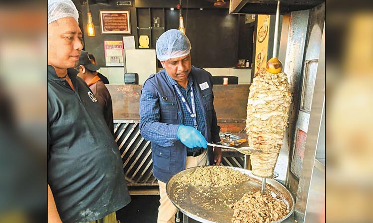 சென்னையில் 'சவர்மா' கடைகளில் உணவு பாதுகாப்பு அதிகாரிகள் அதிரடி சோதனை - தரமற்ற கடைகளுக்கு 'சீல்'