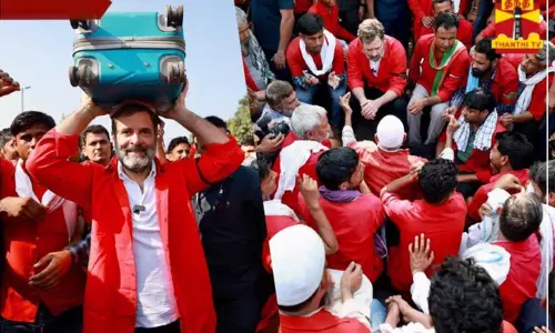 உழைப்பாளி இல்லாத நாடுதான் எங்கும் இல்லை - சுமை தூக்கும் தொழிலாளியாக ராகுல் காந்தி எம்.பி..!