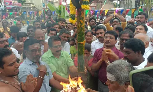 கார்த்திகை தீப திருவிழா: திருவண்ணாமலை அருணாசலேஸ்வரர் கோவிலில் பந்தக்கால் நடப்பட்டது..! கார்த்திகை தீப திருவிழா: திருவண்ணாமலை அருணாசலேஸ்வரர் கோவிலில் பந்தக்கால் நடப்பட்டது..!