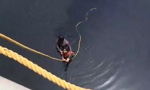 கூவம் ஆற்றில் குதித்த பெண்ணை மீட்ட ஆட்டோ டிரைவர்