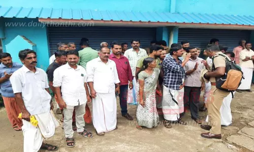 முதுமலையில் அடிப்படை வசதிகள் கேட்டு கூடலூர் ஆர்.டி.ஓ. அலுவலகத்தை பொதுமக்கள் முற்றுகை-அதிகாரிகள் பேச்சுவார்த்தை