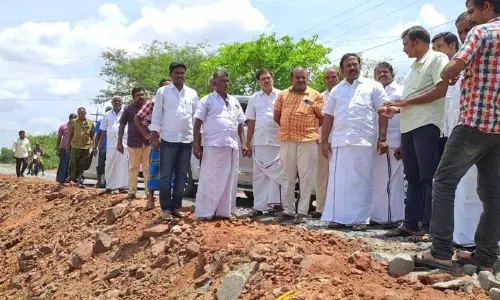 தார்ச்சாலை முறையாக அமைக்கப்படுகிறதா?  ஜெயக்குமார் எம்.எல்.ஏ. ஆய்வு