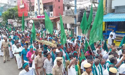 விவசாயிகள் பாடைகட்டி ஊர்வலம்