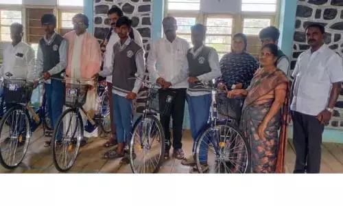 பள்ளி மாணவிகளுக்கு விலையில்லா சைக்கிள் பள்ளி மாணவிகளுக்கு விலையில்லா சைக்கிள்