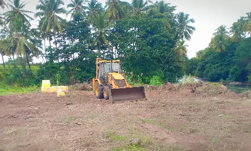 ஆக்கிரமிப்பை தடுத்து நிறுத்திய அதிகாரிகள் ஆக்கிரமிப்பை தடுத்து நிறுத்திய அதிகாரிகள்