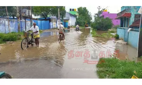 வீடுகளுக்குள் தண்ணீர் புகுந்ததால்  பொதுமக்கள் அவதி