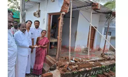 கனமழை காரணமாக வீட்டின் சுவர் இடிந்து விழுந்தது