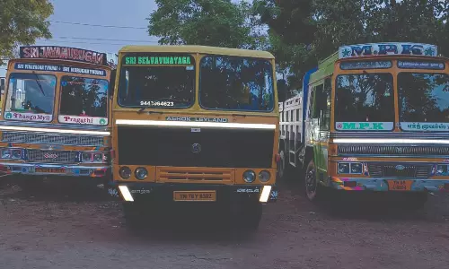 செங்கல் சூளைக்கு மண் கடத்திய 3 லாரிகள் பறிமுதல்