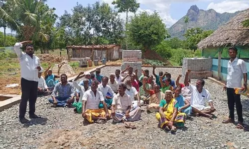 மயானத்திற்கு கூடுதல் இடம் கேட்டு பொதுமக்கள் தர்ணா மயானத்திற்கு கூடுதல் இடம் கேட்டு பொதுமக்கள் தர்ணா