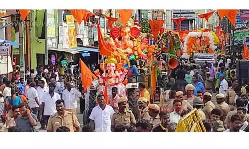 பலத்த போலீஸ் பாதுகாப்புடன் விநாயகர் சிலைகள் ஊர்வலம்