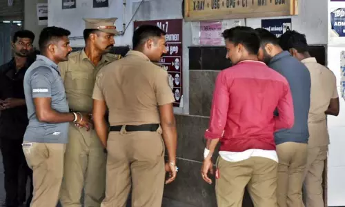 கைதிகள், வார்டர்கள் இடையேபயங்கர மோதல்; 11 பேர் காயம் கைதிகள், வார்டர்கள் இடையேபயங்கர மோதல்; 11 பேர் காயம்