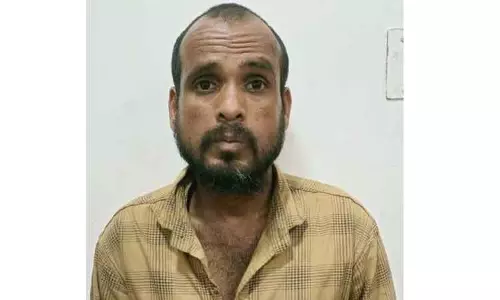 திருடிய 4 செல்போன்களை திரும்ப ஒப்படைக்க உரிமையாளரிடம் பேரம் பேசிய வாலிபர் திருடிய 4 செல்போன்களை திரும்ப ஒப்படைக்க உரிமையாளரிடம் பேரம் பேசிய வாலிபர்