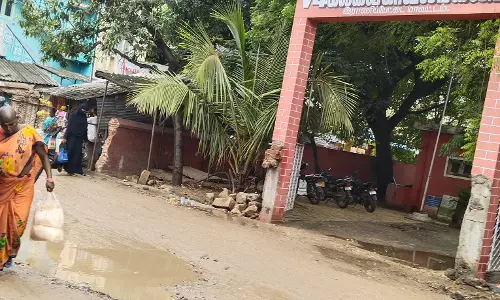சேறும் சகதியுமான சாலையால் பொதுமக்கள் அவதி