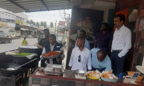 துரித உணவகங்களில் அதிகாரிகள் ஆய்வு