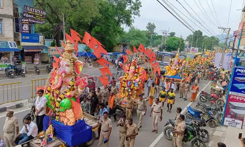 பலத்த பாதுகாப்புடன் விநாயகர் சிலைகள் ஊர்வலம் பலத்த பாதுகாப்புடன் விநாயகர் சிலைகள் ஊர்வலம்