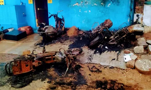 4 மோட்டார் சைக்கிள்களுக்கு தீ வைப்பு