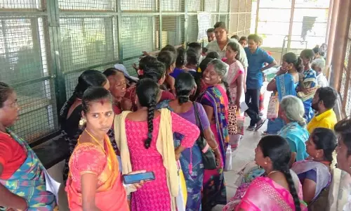 மகளிர் உரிமைத்தொகை உதவி மையத்தில் அலைமோதும் பெண்கள் கூட்டம்