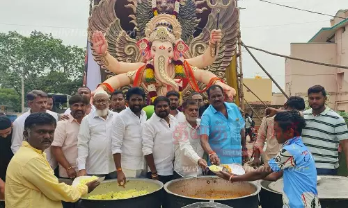 பேரிகையில்விநாயகர் சிலை ஊர்வலத்தில் முஸ்லிம்கள் அன்னதானம்