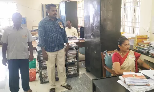 2-வது நாளாக வருவாய்த்துறையினர் கோரிக்கை அட்டை அணிந்து பணிபுரிந்தனர்