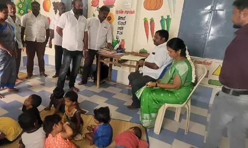 அங்கன்வாடி மையத்தில் ஒன்றியக்குழு தலைவர் ஆய்வு அங்கன்வாடி மையத்தில் ஒன்றியக்குழு தலைவர் ஆய்வு