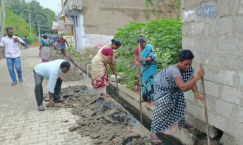 கழிவுநீர் கால்வாயை தூர்வாரிய பெண்கள்