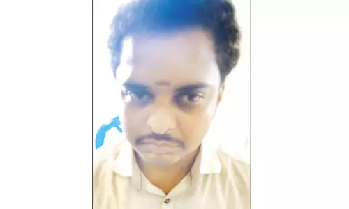 பட்டா மாற்றம் செய்ய தொழிலாளியிடம் ரூ.5 ஆயிரம் லஞ்சம் வாங்கிய சர்வேயர் கைது பட்டா மாற்றம் செய்ய தொழிலாளியிடம் ரூ.5 ஆயிரம் லஞ்சம் வாங்கிய சர்வேயர் கைது