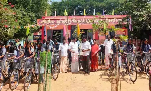 மாணவர்களுக்கு விலையில்லா சைக்கிள்கள்
