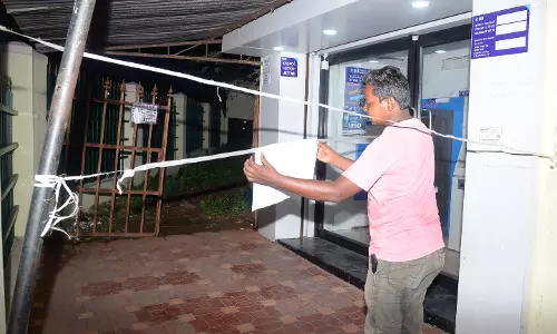 ஏ.டி.எம். மையத்தில் மின்கசிவால் பரபரப்பு