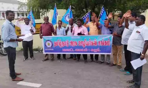 தமிழ்நாடு அரசு ஊழியர்கள் சங்கத்தினர் ஆர்ப்பாட்டம்