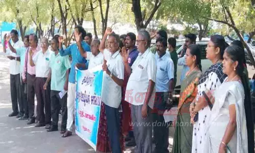 அரசு ஊழியர் சங்கத்தினர் ஆர்ப்பாட்டம்