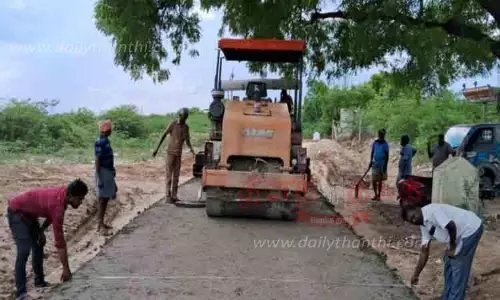 தார்ச்சாலை அமைக்கும் பணி தீவிரம்