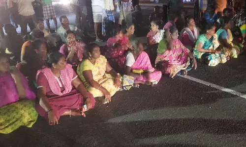 100 நாள் வேலைக்கு வந்த பெண்களுடன் உல்லாசமாக இருப்பது போன்ற வீடியோக்கள்