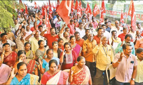 11 அம்ச கோரிக்கைகளை வலியுறுத்தி மின்வாரிய சி.ஐ.டி.யு. நிர்வாகிகள் தர்ணா