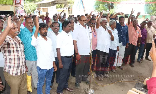 மின்வாரிய ஊழியர்கள் போராட்டம்