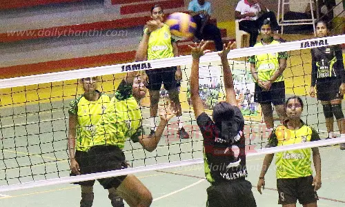 கைப்பந்து போட்டியில் திருச்சி ஜமால்முகமது, பிஷப்ஹீபர் கல்லூரி அணிகள் அரையிறுதிக்கு தகுதி