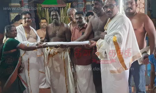 கன்னியாகுமரி பகவதி அம்மன் கோவிலில் கட்டப்படும் ராஜகோபுரம் மாதிரி வரைபடம் அறங்காவலர் குழு தலைவரிடம் ஒப்படைப்பு