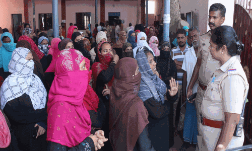 மேலப்பாளையம் மாநகராட்சி பள்ளியில் பெற்றோர்கள் முற்றுகை