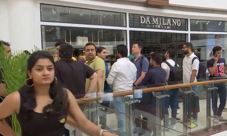 இந்தியாவில் விற்பனைக்கு வந்த ஐபோன் 15 சீரிஸ்: அதிகாலை 3 மணிக்கே குவிந்த இளைஞர்கள்!