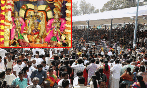 கருட சேவையை முன்னிட்டு திருப்பதி ஏழுமலையான் கோவிலில் பக்தர்கள் கூட்டம் அதிகரிப்பு