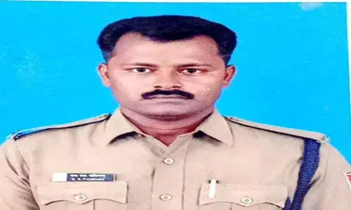 2குழந்தைகளுடன் பெண் போலீஸ் இறந்த விவகாரம்; கோவில்பட்டியில் போலீஸ் ஏட்டு தண்டவாளத்தில் தலை வைத்து தற்கொலை 2குழந்தைகளுடன் பெண் போலீஸ் இறந்த விவகாரம்; கோவில்பட்டியில் போலீஸ் ஏட்டு தண்டவாளத்தில் தலை வைத்து தற்கொலை