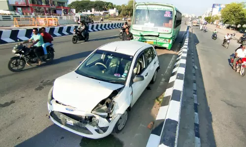 பஸ், கார்கள் மோதிக்கொண்டதால் பரபரப்பு